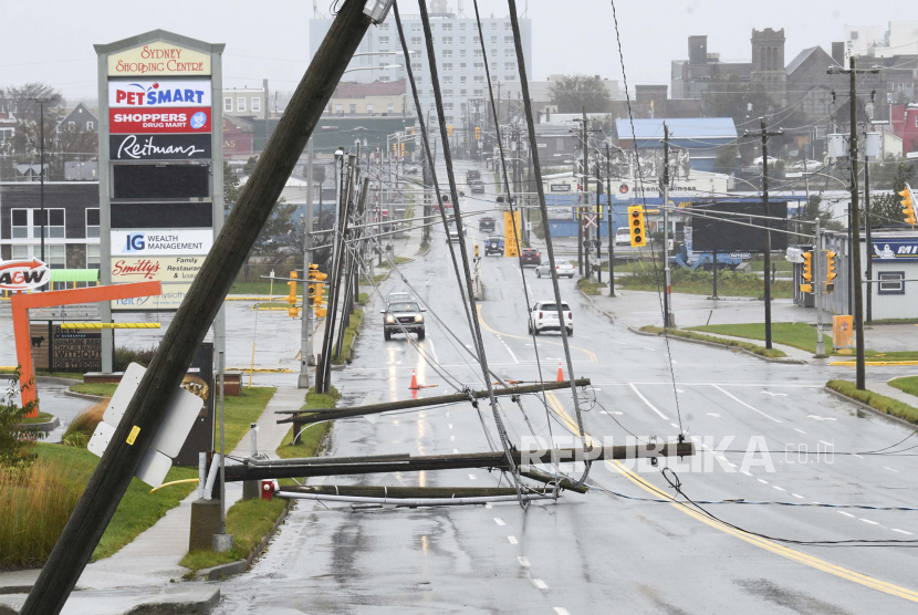 Tiang listrik yang tumbang memblokir jalan akibat musim badai Atlantik (ilustrasi). Musim badan Atlantik tahun diprediksi akan menyebabkan 7 badai besar.