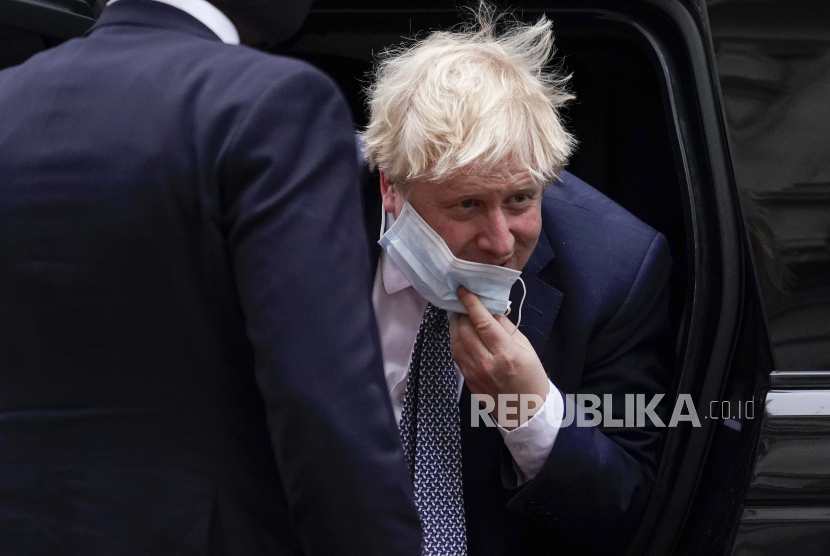 Perdana Menteri Inggris Boris Johnson tiba di 10 Downing Street, di London, Senin, 24 Januari 2022.