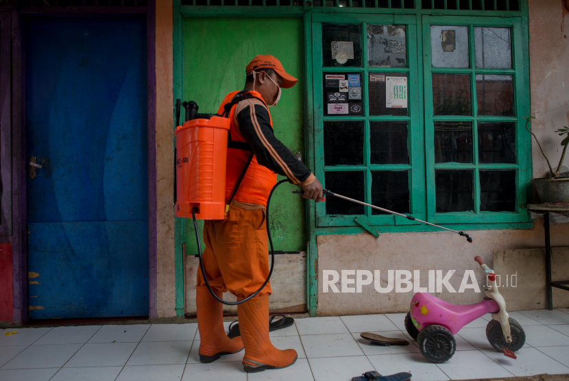 Petugas menyemprotkan cairan disinfektan di kawasan pemukiman warga. ilustrasi