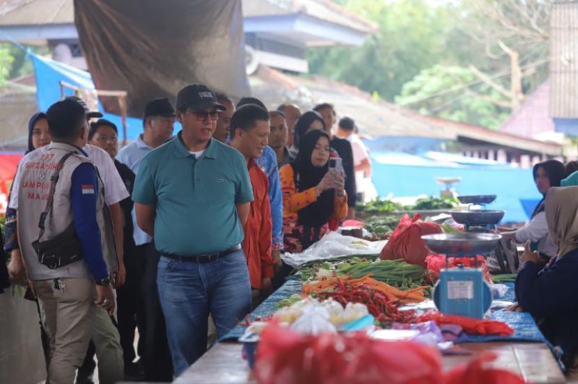 Sekda Lampung Barat pantau pasokan bahan pangan selama Ramadhan.