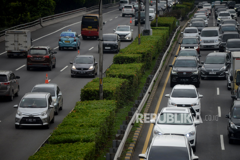 Sejumlah kendaraan roda empat melintas di ruas jalan Tol Dalam Kota ketika diberlakukan contra flow di kawasan Cawang, Jakarta, Kamis (2/2/2023).(Ilustrasi)