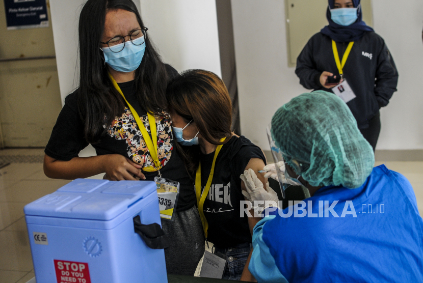 Sejumlah tenaga kesehatan menjalani vaksinasi di Rumah Sakit Darurat (RSD) Wisma Atlet, Jakarta, Rabu (20/1).
