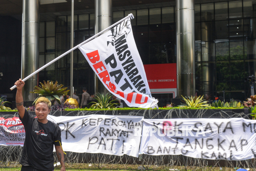 Massa yang tergabung dalam Aliansi Masyarakat Pati Bersatu (AMPB) saat mengikuti aksi di depan Gedung Merah Putih KPK, Jakarta, Senin (1/9/2025). Dalam aksinya mereka menuntut KPK menetapkan Bupati Pati Sudewo sebagai tersangka dalam kasus dugaan korupsi pengadaan pembangunan jalur kereta api pada lingkungan Direktorat Jenderal Perkeretaapian (DJKA) Kementerian Perhubungan (Kemenhub) 2018-2022.
