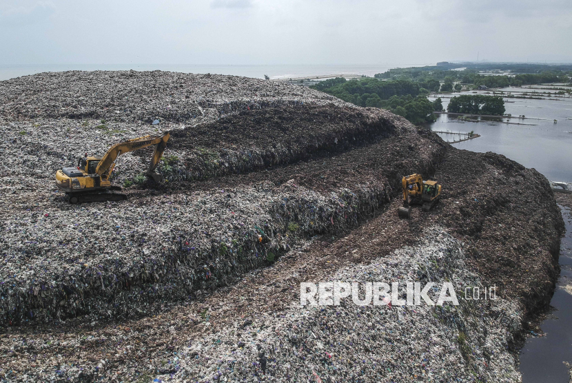 Foto udara alat berat difungsikan untuk memilah sampah di tempat pembuangan akhir (TPA) Degayu di Kota Pekalongan, Jawa Tengah, Sabtu (22/3/2025). Pemkot  Pekalongan menerapkan status darurat sampah hingga enam bulan ke depan usai Kementerian Lingkungan Hidup menutup lebih awal TPA Degayu dikarenakan kondisi sistem TPA tersebut open dumping atau pembuangan sampah secara terbuka. 