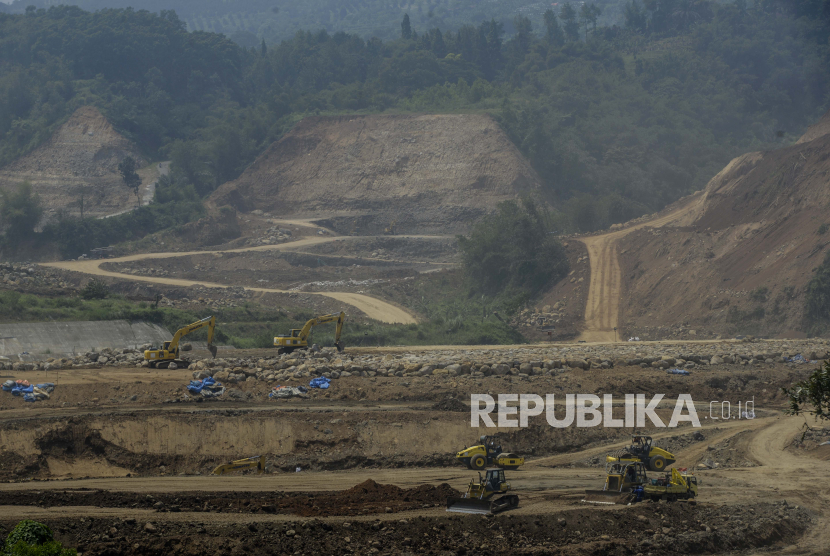 Suasana pembangunan bendungan Ciawi dan Sukamahi di Ciawi, Kabupaten Bogor, Jawa Barat. Kementerian PUPR sebut pembangunan Bendungan Ciawi-Sukamahi segera selesai.