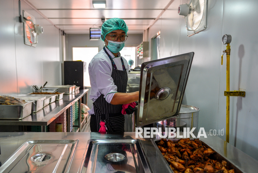 Pekerja menyiapkan makanan di dapur satelit untuk program makan bergizi gratis, (ilustrasi).