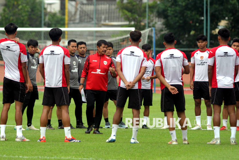 Pelatih Timnas Indonesia U-20 Indra Sjafri (ketiga kiri) memberikan arahan kepada sepak anak asuhnya pada sesi latihan resmi di Lapangan THOR, Surabaya, Jawa Timur, Rabu (29/1/2025). Timnas Indonesia akan menghadapi Timnas India U-20 pada Mandiri U-20 Challenge Series 2025 di Stadion Gelora Delta Sidoarjo pada Kamis (30/1). 