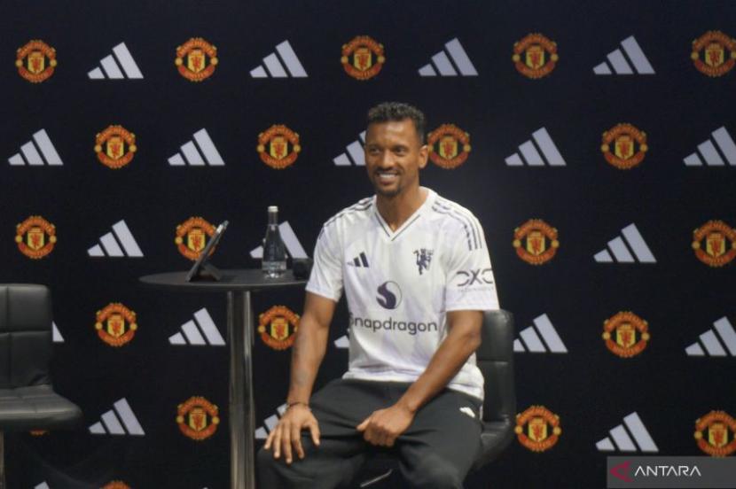 Luis Nani sebut Man United butuh waktu untuk kembali ke masa kejayaan.