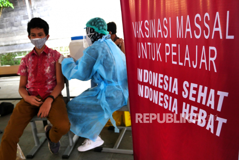 Pelajar mengikuti penyuntikan vaksin Covid-19 di Sekolah Nasional Tiga Bahasa Budi Utama, Sleman, Yogyakarta, Rabu (14/7). Yogyakarta mulai melakukan vaksinasi massal Covid-19 di sekolah untuk pelajar. Sampai sekarang belum ada vaksin yang dinyatakan aman bagi anak usia lebih muda.