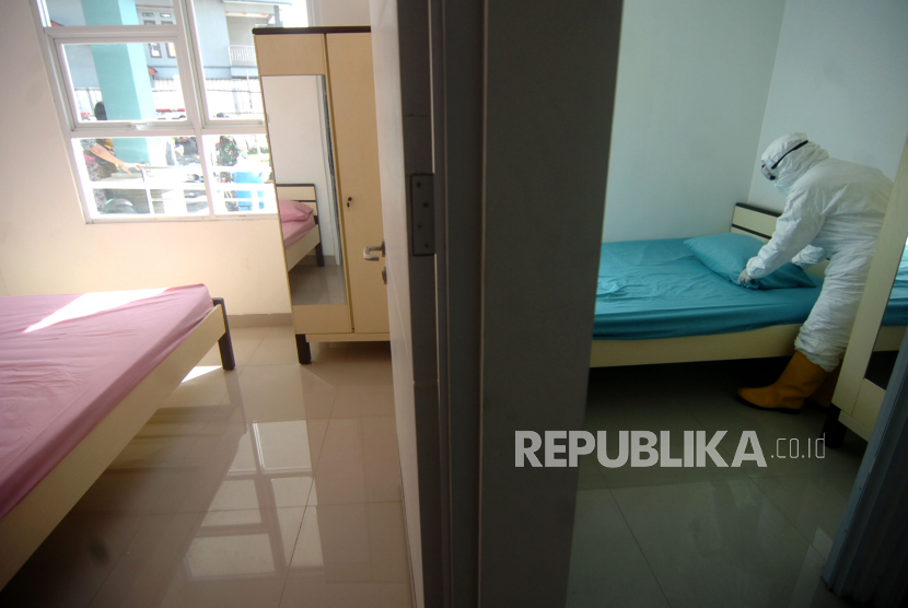 Petugas medis menata tempat tidur di dalam kamar untuk pasien positif Covid-19. RS di Lampung masih menyisakan lebih dari 200 tempat tidur bagi pasien Covid-19.