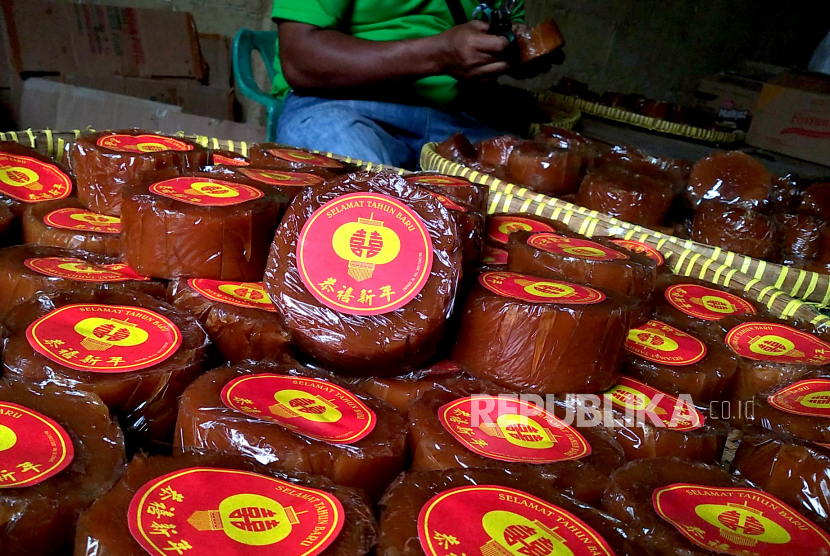 Pekerja mengemas kue keranjang di Danurejan, Yogyakarta, Selasa (17/1/2023). Sepekan jelang perayaan Imlek, pesanan kue keranjang di rumah produksi milik Sulistyowati naik 50 persen. Pembuatan kue keranjang setahun hanya sekali jelang Imlek. Setiap hari jumlah produksi kue keranjang sekitar 200 buah. Harga jual kue keranjang sebesar Rp 46 ribu untuk satu kilogram.