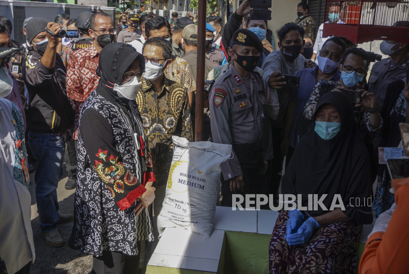 Menteri Sosial Tri Rismaharini (kedua kiri) berbincang dengan warga penerima bantuan di Pekalongan, Jawa Tengah, Selasa (27/7/2021). Dalam kunjungan tersebut, Menteri Sosial Tri Rismaharini meninjau langsung penyaluran Bantuan Sosial Tunai (BST) untuk memastikan hak-hak penerima bantuan terpenuhi. 