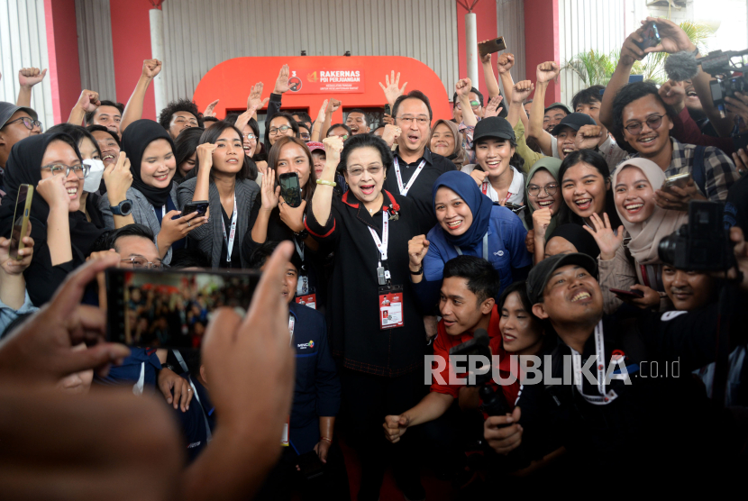 Ketua Umum PDI Perjuangan Megawati Soekarnoputri berfoto dengan wartawan. Ketum PDIP Megawati Soekarnoputri merasa yakin Ganjar akan menjadi Presiden RI ke-8.