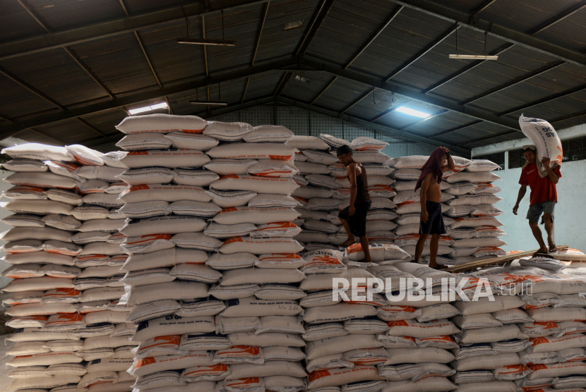 Pekerja melakukan bongkar muat beras di Pasar Induk Beras Cipinang, Jakarta Timur