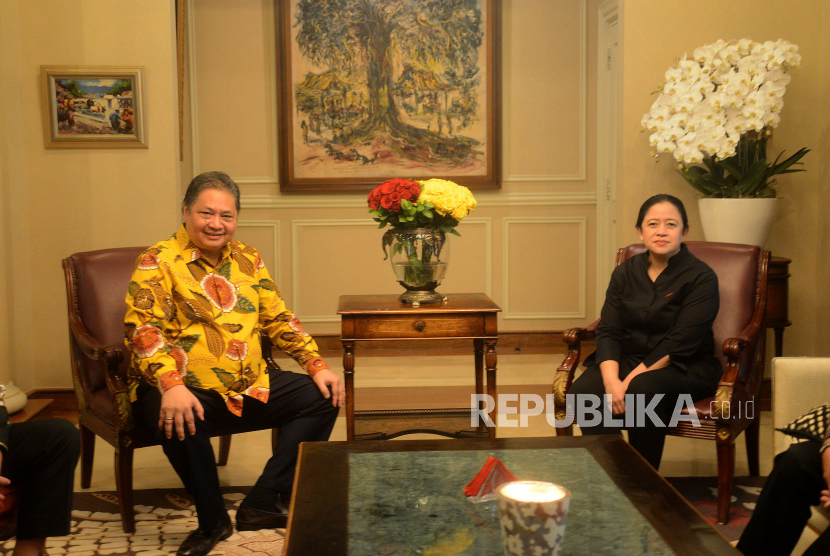 Ketua Umum Partai Golkar Airlangga Hartarto bersama dengan Ketua DPP PDI Perjuangan Puan Maharani berbincang sebelum melakukan pertemuan di kediaman Airlangga di Jakarta, Kamis (27/7/2023). Pertemuan tersebut diantaranya membahas hal-hal politik jelang pemilu 2024. 