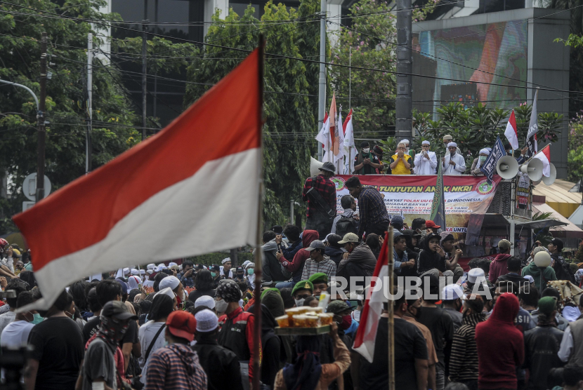 Sejumlah massa aksi saat melakukan unjuk rasa di Jakarta, Rabu (13/10). Dalam aksi tersebut mereka menolak disahkannya Undang-Undang Cipta Kerja (Omnibus Law), tolak RUU Haluan Ideologi Pancasila (HIP) dan bubarkan Badan Pembinaan Ideologi Pancasila (BPIP). Republika/Putra M. Akbar