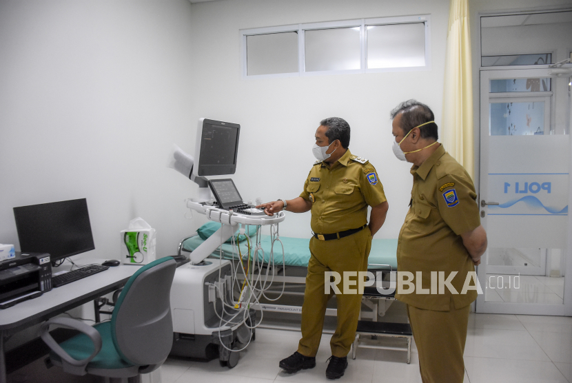 Plt Wali Kota Bandung Yana Mulyana (kiri) didampingi Plt Direktur RSUD Bandung Kiwari Taat Tagore meninjau salah satu ruangan di Rumah Sakit Umum Daerah (RSUD) Bandung Kiwari.