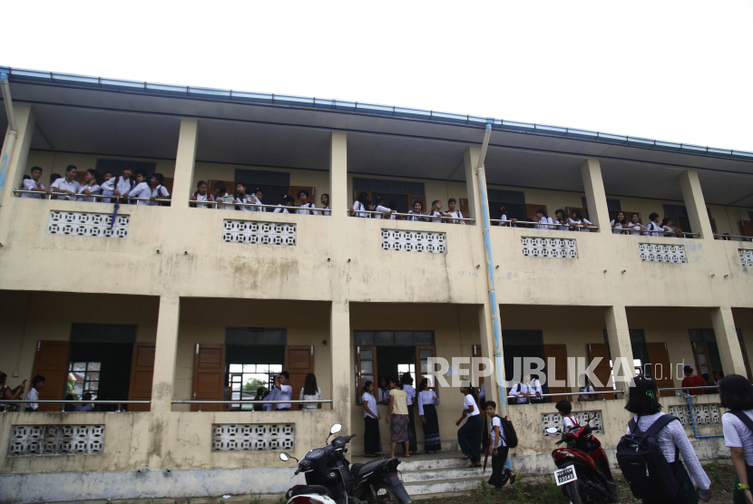 Para siswa tiba di sekolah dasar Min Gan pada hari pertama tahun ajaran baru, di Sittwe, Negara Bagian Rakhine, Myanmar, 01 Juni 2021.