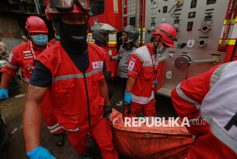 Kesaksian Warga Melihat Orang-Orang Menyelamatkan Diri dari Gedung Terra Drone yang Terbakar