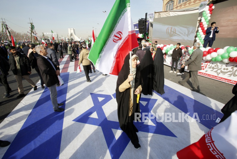 Penunjuk rasa di Iran menginjak bendera Israel. Iran di bawah Revolusi Islam tegaskan perlawanannya terhadap Israel