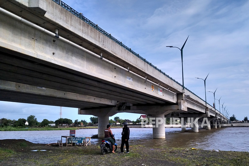 Warga bersantai di bawah Jembatan Kretek II saat uji coba pembukaan,  Bantul, Yogyakarta. Jembatan ini bagian dari jalur pantai selatan Jawa. Menteri PUPR sebut pemudik tidak hanya bisa lewat pantura tapi juga jalur selatan.