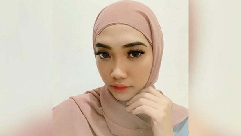 Cindy Caroline: Cerita Cindy Caroline Sholat Perdana Setelah Mualaf