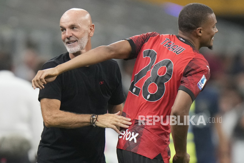 Manajer AC Milan Stefano Pioli bersama Malick Thiawat merayakan kemenangan usai berakhirnya pertandingan sepak bola Serie A antara AC Milan dan Torino di stadion San Siro di Milan, Italia, Ahad, (27/8/2023)dinihari WIB.