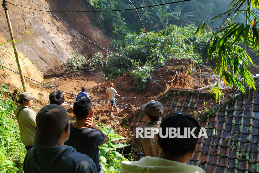 Kondisi tebing longsor di Kampung Ciburial RW 04, Desa Cibogo, Kecamatan Lembang, Kabupaten Bandung Barat, Kamis (15/5/2025). Dalam peristiwa itu delapan orang warga menjadi korban. Mereka tertimpa material longsor dari sebuah tebing setinggi 25 meter saat hujan deras mengguyur wilayah tersebut, Rabu (14/5/2025) malam.