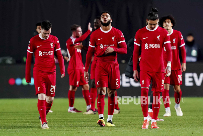 Liverpool players walk off the field following a Europa League quarterfinal, second leg, soccer match between Atalanta and Liverpool at the Stadio di Bergamo, in Bergamo, Italy, Thursday, April 18, 2024. 