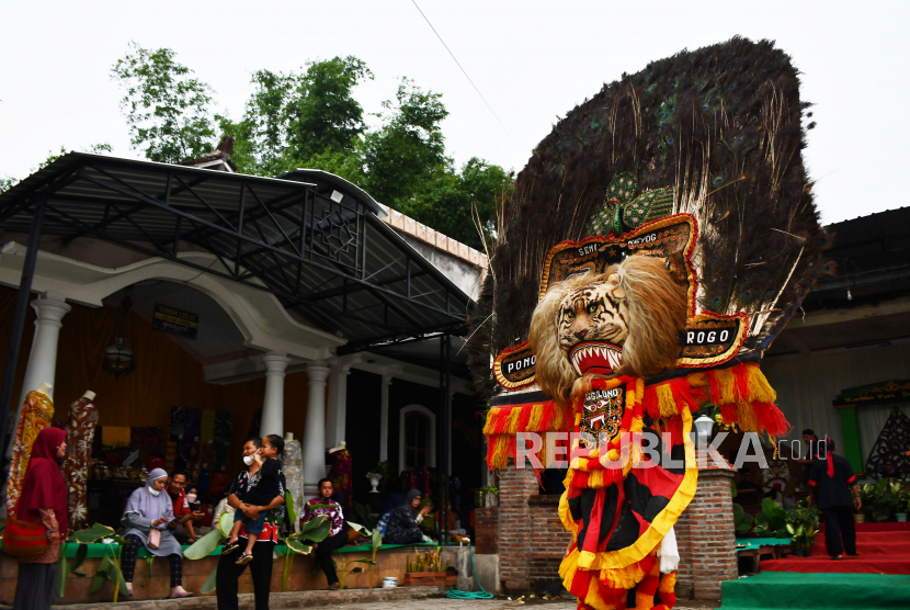 Penari Reog memainkan dhadhak merak (bagian dari tari Reog Ponorogo) di depan penonton pada acara Jagong Budaya dalam rangka memperingati Hari Hari Sumpah Pemuda di Kabupaten Ponorogo, Jawa Timur, Kamis (28/10/2021).