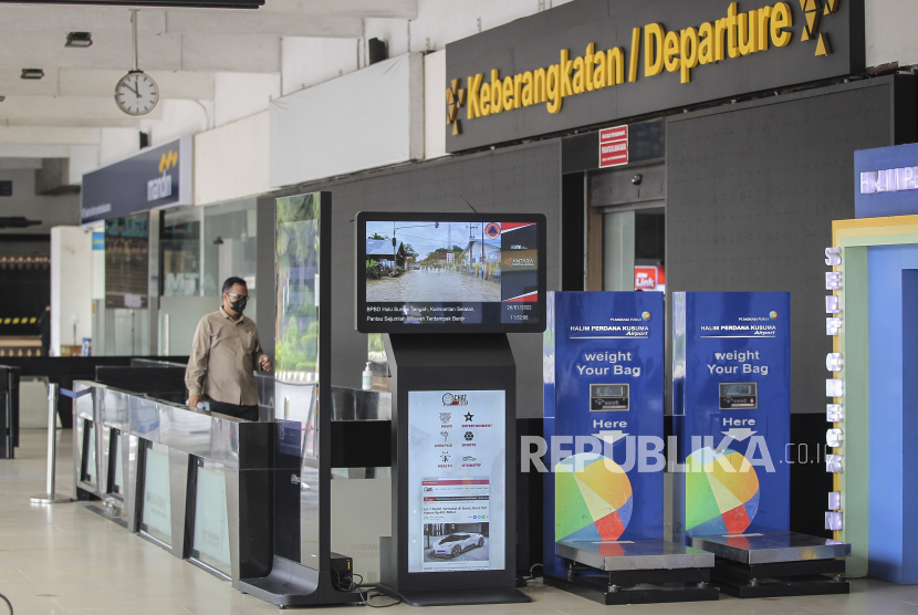 Petugas berjalan di depan pintu keberangkatan di Bandara Halim Perdanakusuma, Jakarta (ilustrasi). Bandara Halim Perdanakusuma ditutup sementara sejak 26 Januari 2022 untuk direvitalisasi. 