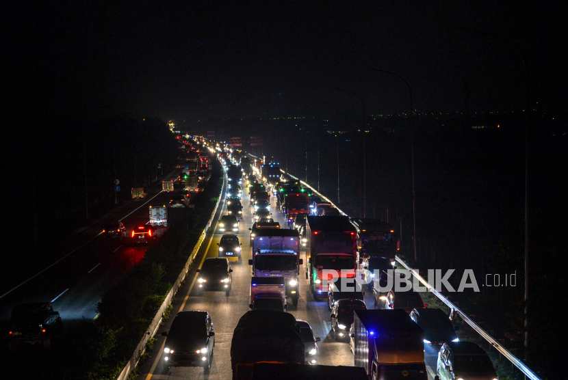 Kendaraan terjebak kemacetan di Kabupaten Bandung, Jawa Barat. Pemprov menilai kemacetan di Jabar masih bisa teratasi dengan baik.
