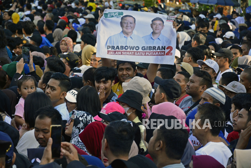 Simpatisan pasangan calon Presiden dan calon Wakil Presiden Prabowo Subianto-Gibran Rakabuming Raka. Gugatan terhadap Prabowo-Gibran digugurkan karena pengugat tak hadiri dua kali sidang.