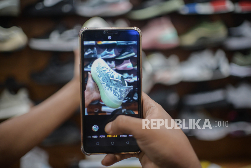 Pedagang beraktivitas di gerai toko sepatu di kawasan Taman Puring, Jakarta, Kamis (3/9). Pemerintah melalui Kementerian Perdagangan menerbitkan Peraturan Menteri Perdagangan (Permendag) Nomor 68 Tahun 2020 Tentang Ketentuan Impor Alas Kaki, Elektronik dan Sepeda Roda Dua dan Roda Tiga sebagai upaya menekan laju impor yang masuk ke dalam negeri akibat kenaikan impor barang konsumsi pada bulan Mei-Juni mencapai 50,64 persen. Republika/Thoudy Badai