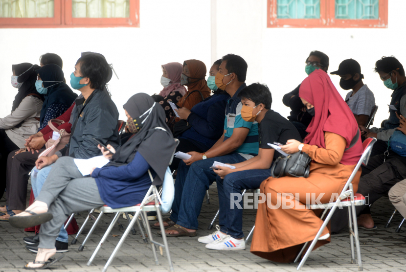 Warga menunggu antrean rapid diagnostic test (RDT) lanjutan pengunjung Indogrosir di GOR Pangukan, Sleman, Selasa (19/5). Peserta RDT lanjutan adalah para pengunjung yang hasil nonreaktif pada rapid test sebelumnya