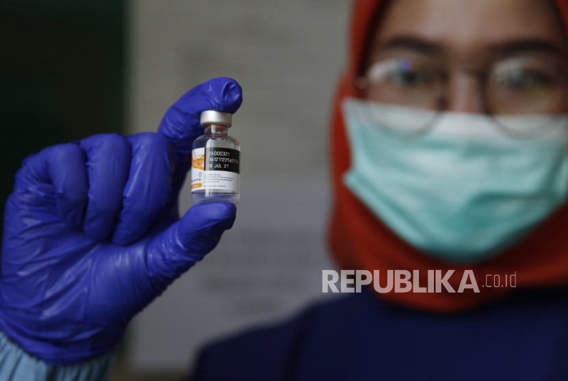Petugas medis menunjukan vaksin Covid-19 Sinovac yang akan disuntikan kepada wartawan penerima vaksin di Rumah Sakit PKU Muhammadiyah Solo, Jawa Tengah, Selasa (23/2). Vaksinasi Covid-19 tersebut diikuti wartawan Kota Solo yang bertugas di lapangan dan pekerja publik lainnya sebagai upaya penanggulangan pandemi Covid-19. 