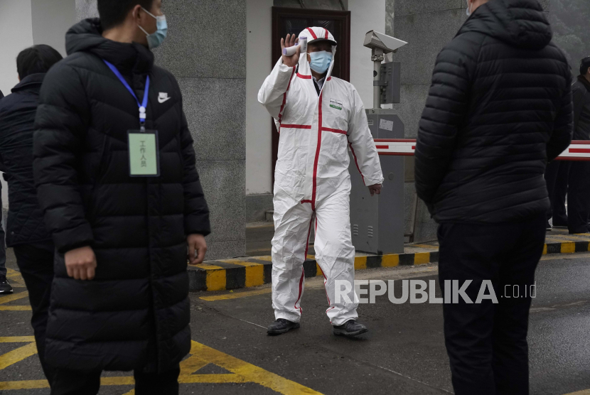  Marion Koopmans dari tim Organisasi Kesehatan Dunia tiba di Pusat Pengendalian dan Pencegahan Penyakit Hubei di Wuhan di provinsi Hubei China tengah,Senin (1/2/2021). Tim misi WHO sedang menyelidiki asal-usul pandemi virus korona di Wuhan.