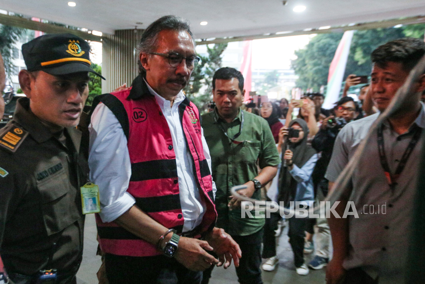 Tersangka mantan Dirjen Mineral dan Batubara (Minerba) Kementerian ESDM Ridwan Djamaluddin (kedua kiri) memakai rompi tahanan usai menjalani pemeriksaan di Kejaksaan Agung, Jakarta, Rabu (9/8/2023). 