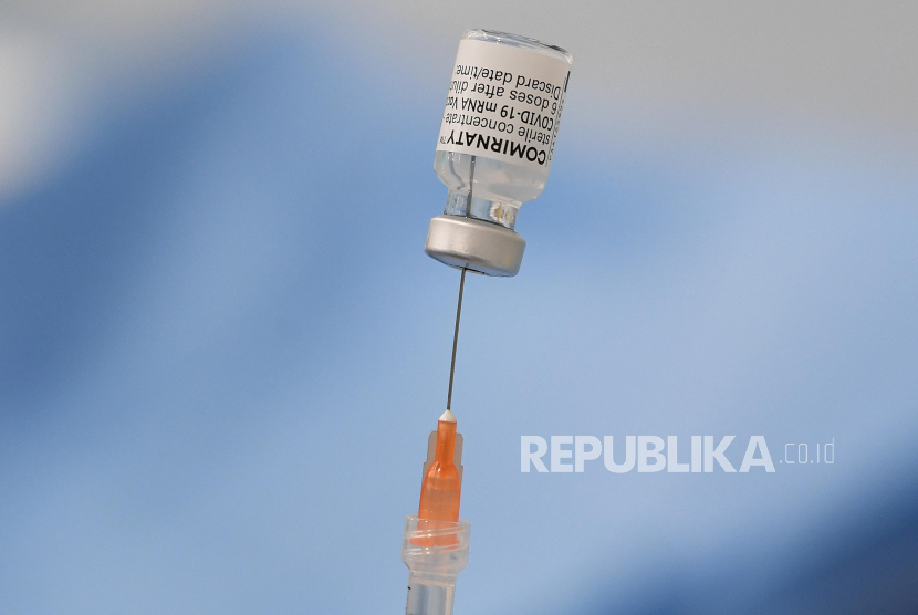  Seorang petugas kesehatan menyiapkan dosis Comirnaty vaksin anti-Covid-19 Pfizer-BioNTech.