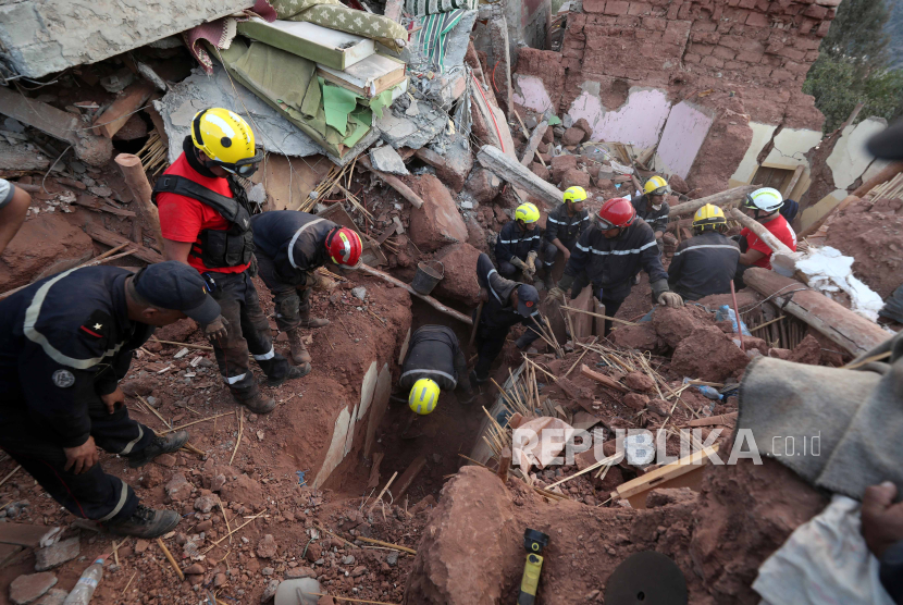 Petugas penyelamat melakukan operasi penyelamatan akibat gempa bumi dahsyat di Ouirgane, Maroko, (10/9/2023).