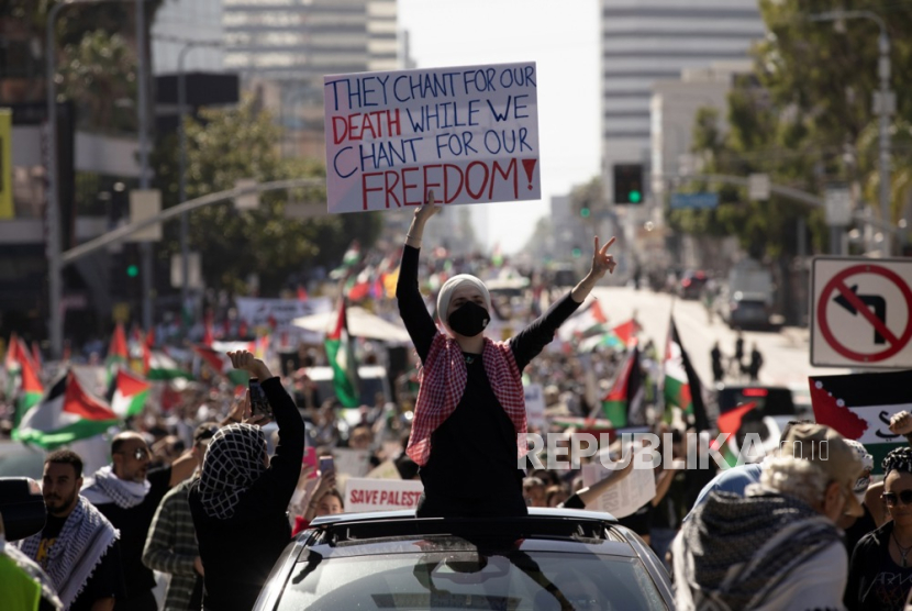 Thousands demonstrate in support of the Palestinian people in front of the Israeli Consulate General in Los Angeles, California, USA, Sunday (15/10/2023).