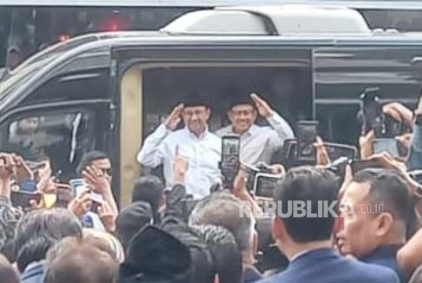 Bakal pasangan calon presiden Anies Baswedan dan calon wakil presiden Muhaimin Iskandar saat tiba di Kantor Dewan Pimpinan Pusat (DPP) Partai Nasdem, Menteng, Jakarta, sebelum melakukan pendaftaran ke Komisi Pemilihan Umum (KPU), Kamis (19/10/2023).