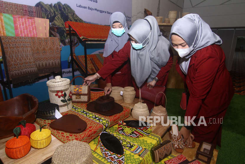 Pengunjung mengamati produk UMKM Kalbar (ilustrasi). Kantor Perwakilan Bank Indonesia (KPw BI) Provinsi Kalbar menggelar ajang Semarak Pariwisata, UMKM dan Keuangan (Saprahan Khatulistiwa) 2022 sebagai sarana untuk mempromosikan produk unggulan UMKM di Kalbar.