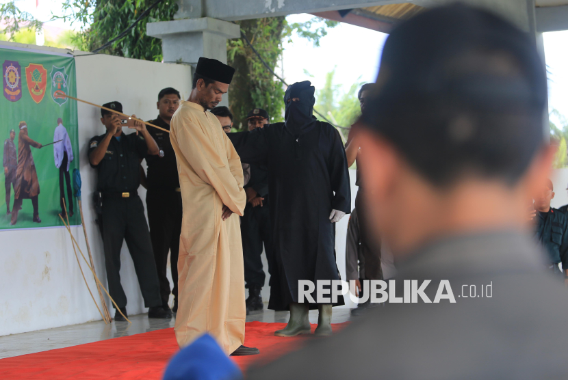 Pelaku Judi Online di Aceh Jalani Hukuman Cambuk