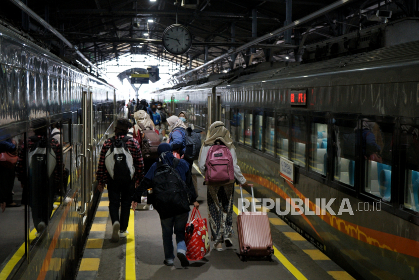Sejumlah penumpang kereta api berjalan di Stasiun Tugu, Yogyakarta.