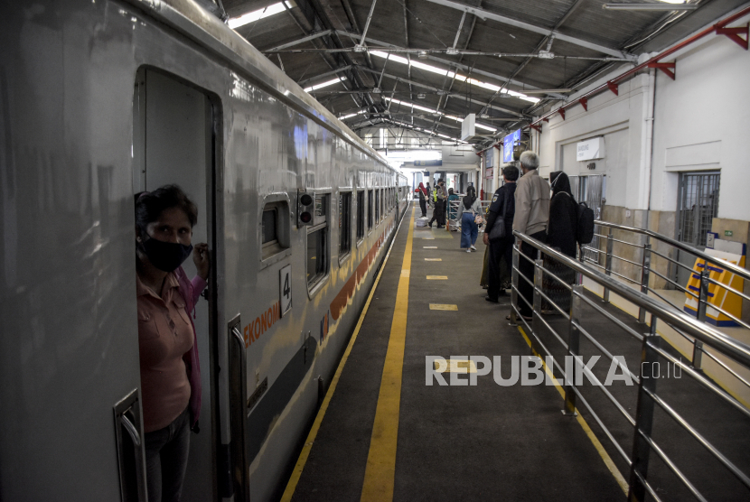 Sejumlah penumpang kereta api Lokal Bandung Raya tiba di Stasiun Bandung, Kota Bandung, Kamis (10/3/2022). PT KAI (Persero) telah menetapkan masa Angkutan Lebaran selama 22 hari, mulai 22 April sampai dengan 13 Mei 2022 atau H-10 sampai dengan H+10 Lebaran. 