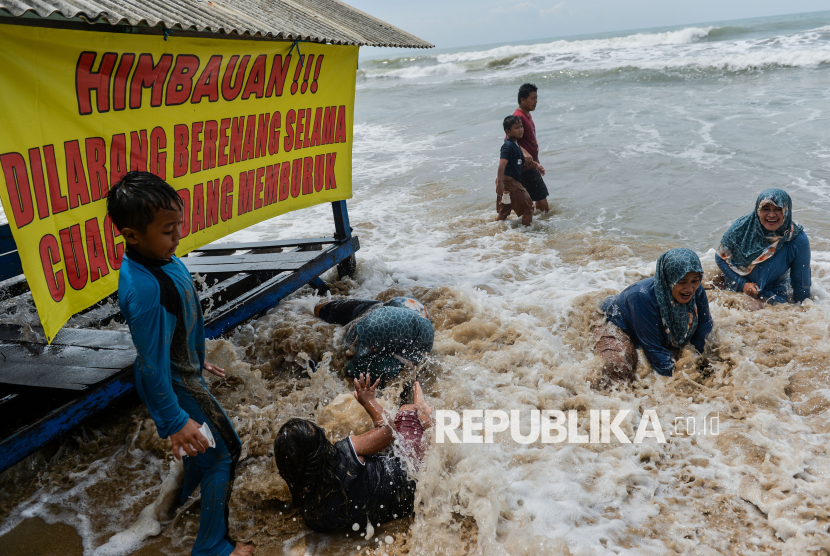 BMKG memperingatkan potensi gelombang tinggi di beberapa wilayah perairan Indonesia.
