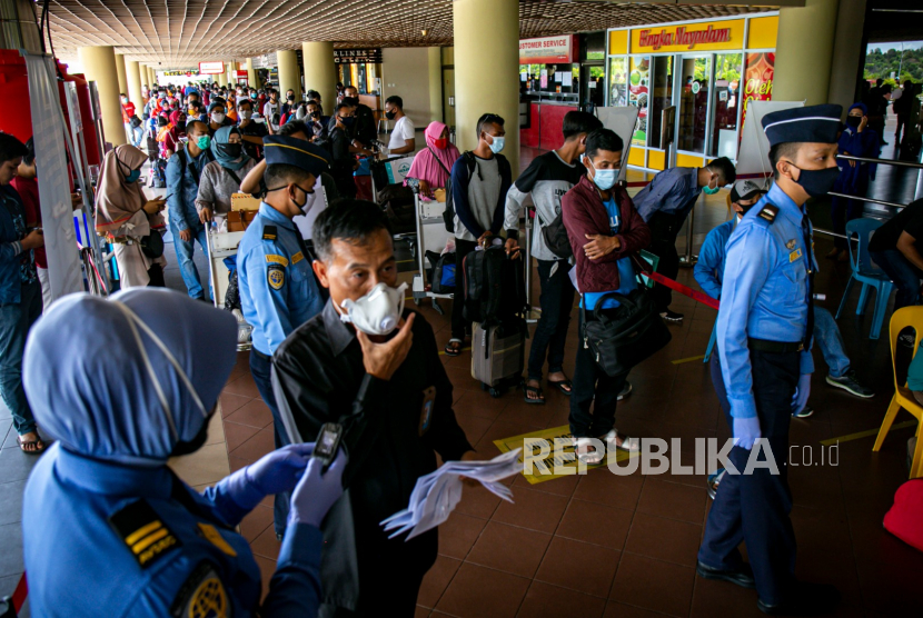 Calon penumpang antre pemeriksaan dokumen perjalanan di Bandara Hang Nadim Batam, Kepulauan Riau, Kamis (4/6/). Hingga Senin (6/7) total ada 241 pasien positif Covid-19 di Kota Batam. (ilustrasi) 