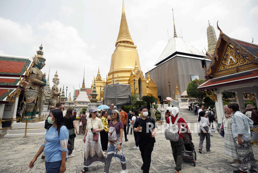  Turis berduyun-duyun mengunjungi Kuil Buddha Zamrud di Grand Palace di Bangkok, Thailand, Kamis (30/3/2023). Thailand mencapai targetnya dengan mencatat 6,15 juta kunjungan wisman dalam tiga bulan pertama 2023, karena negara itu menargetkan kedatangan enam juta turis asing. pengunjung pada akhir Maret.