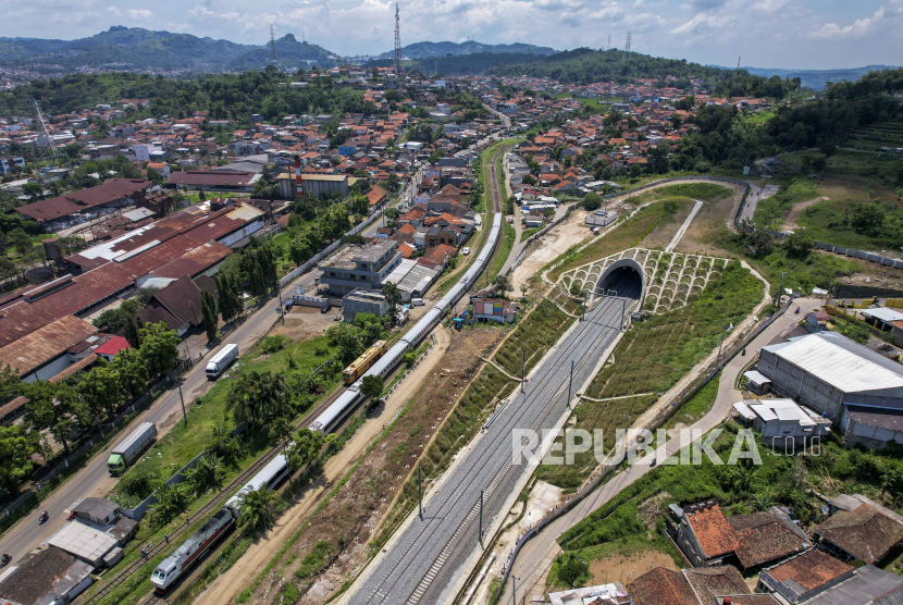 Foto udara suasana pembangunan Stasiun Kereta Cepat Jakarta-Bandung di Padalarang, Kabupaten Bandung Barat, Jawa Barat, Selasa (7/3/2023).